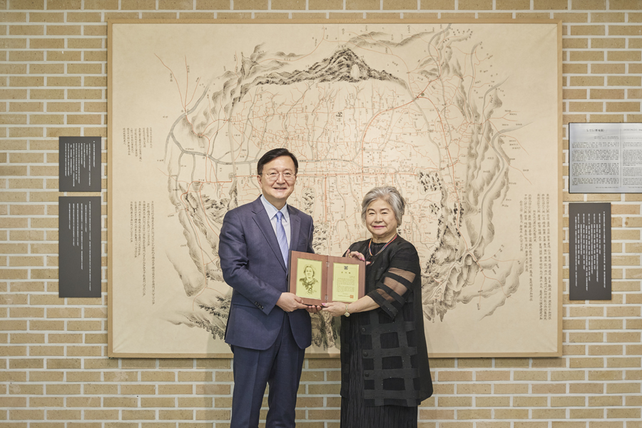 유홍림 총장과 양남주 여사가 기념촬영을 하고 있다.