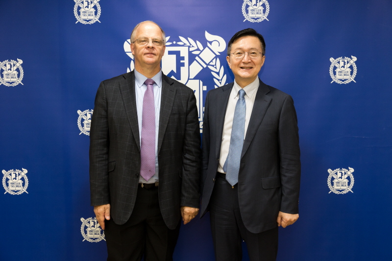 유홍림 총장과 토마스 슈나이더 APRU 사무국장