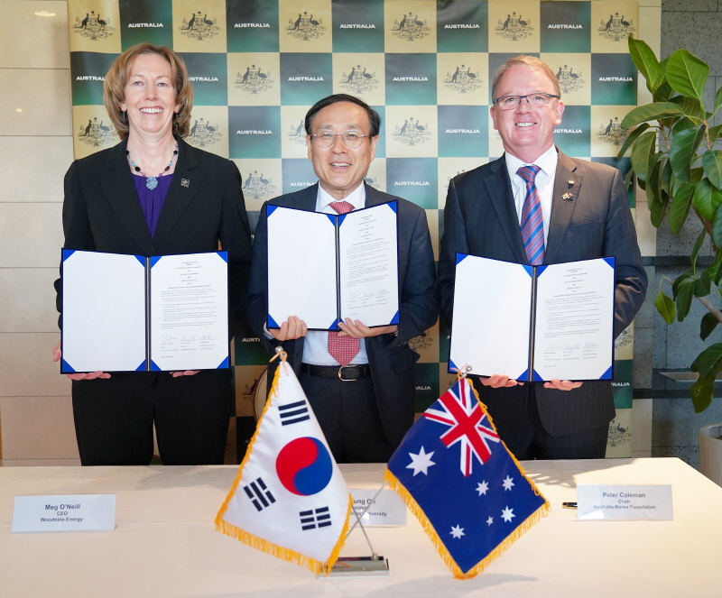 왼쪽부터 Woodside Energy CEO Meg O'Neill, 서울대 오세정 총장, Australia-Korea Foundation Chair Peter Coleman