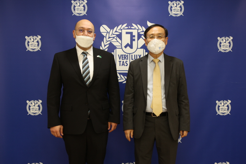 사우디 KACST 무니르 마흐무드 엘디수키 원장(左), 서울대학교 오세정 총장(右)