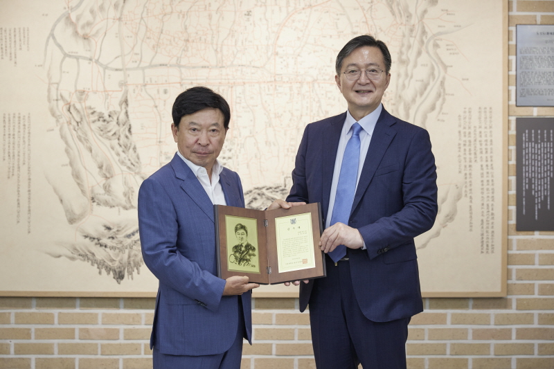 유홍림 총장과 김성권 회장이 기념촬영을 하고 있다.