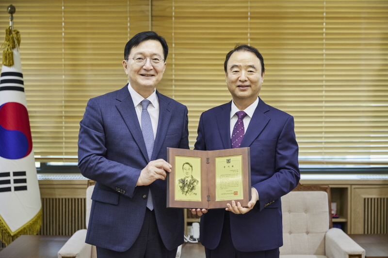 유홍림 총장과 박식순 회장이 기념촬영을 하고 있다.