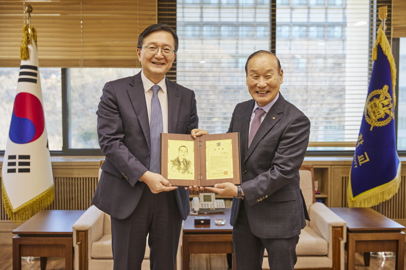 유홍림 총장과 최병오 회장이 기념 촬영을 하고 있다.