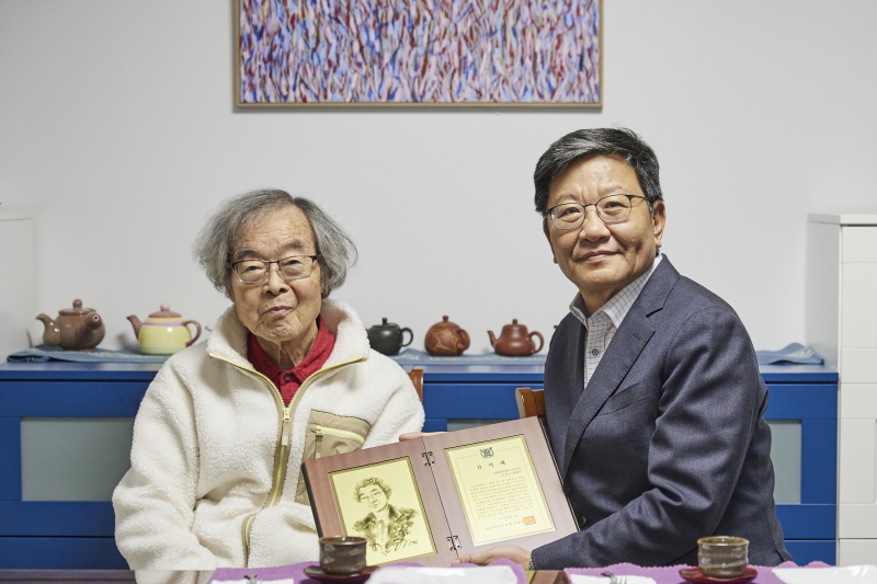 안청시 명예교수와 채수홍 아시아연구소장이 기념 촬영을 하고 있다.
