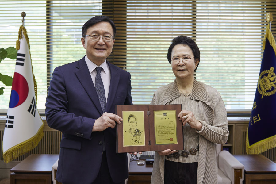 유홍림 총장과 이홍자 동문이 기념촬영을 하고 있다.