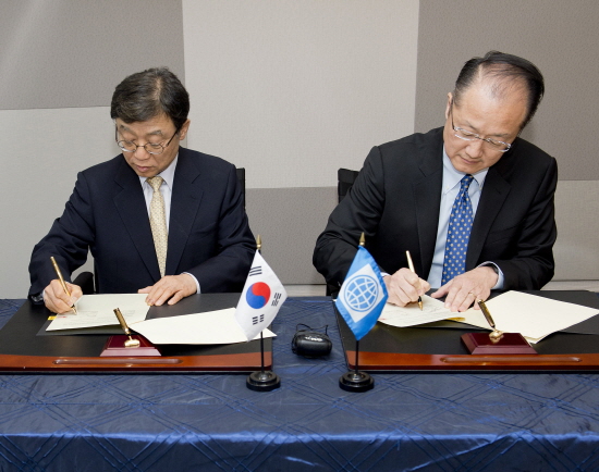 오연천 총장과 김용 총재