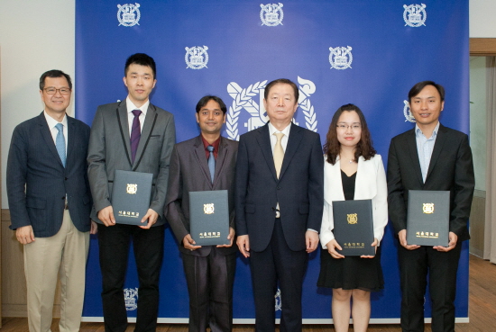 (왼쪽부터) 신성호 국제협력본부장, ZHANG Yang 교수, GUPTA Arun 교수, 성낙인 총장, PHAM Hong Phuong 교수, HAM Ha Thanh Tung 교수