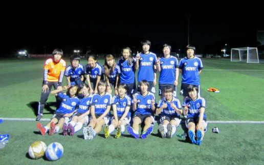 야간 훈련 직후의 여자축구부 단체 사진