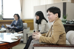 김성욱 주무관 (오른쪽), 장지원 학생 (가운데)