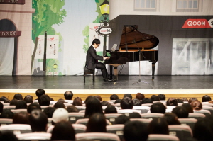 시각 장애우인 피아니스트 김상헌 학생(기악과 3학년)의 연주
