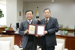 오연천 총장과 현재선 명예교수