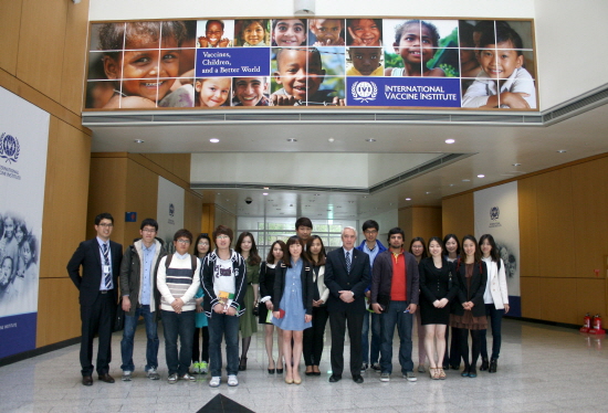 국제백신연구소 직원들과의 단체사진