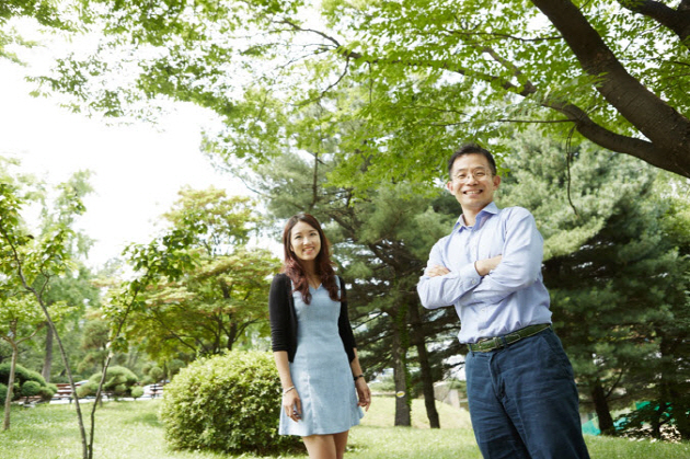 재료공학부 남기태 교수(오른쪽)와 김영혜 연구원