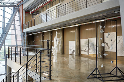 74동 예술복합연구동 2층에서 4층에 걸쳐 전시된 조망의 일부