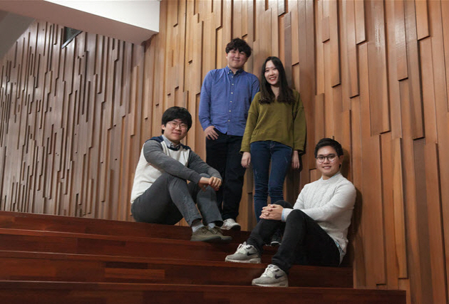 왼쪽부터 봄팀의 박재연, 남기빈, 최예진, 주한영 학생