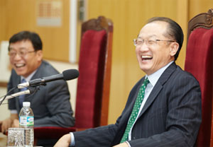 김용 세계은행 총재 웃는 사진