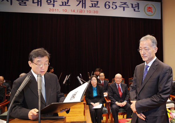 오연천 총장(왼쪽), 김인권 애수애양병원 원장