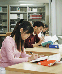 도서관에서 공부하는 학생
