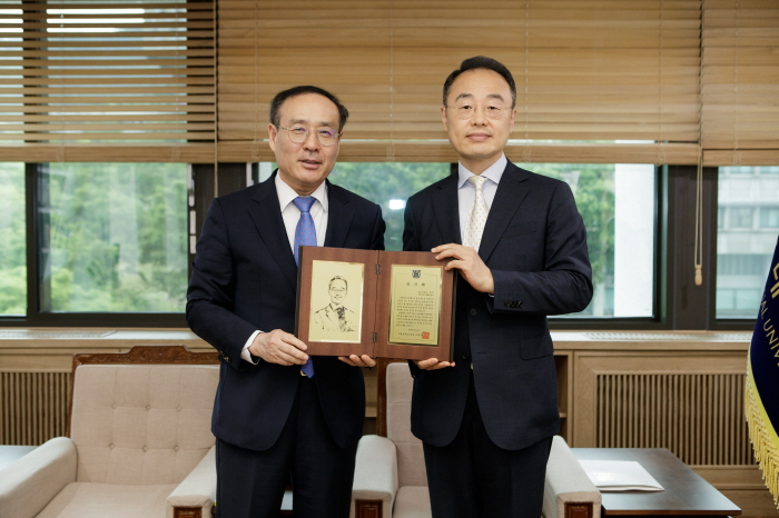 오세정 총장과 최경준 대표변호사