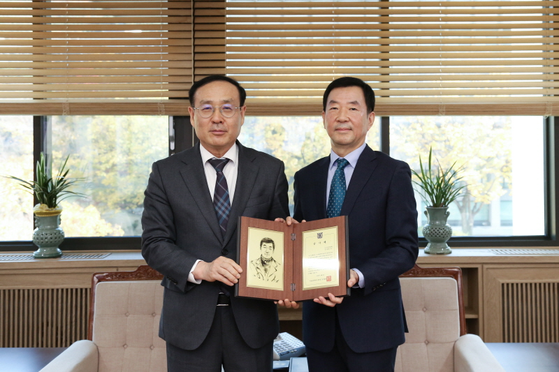 오세정 총장과 김대용 교수