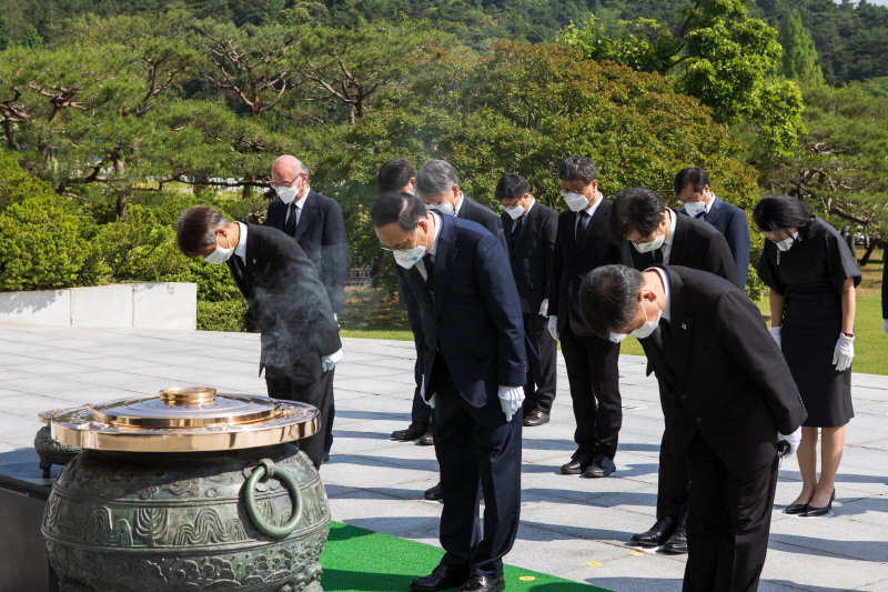 참배하는 오세정 총장과 보직자들