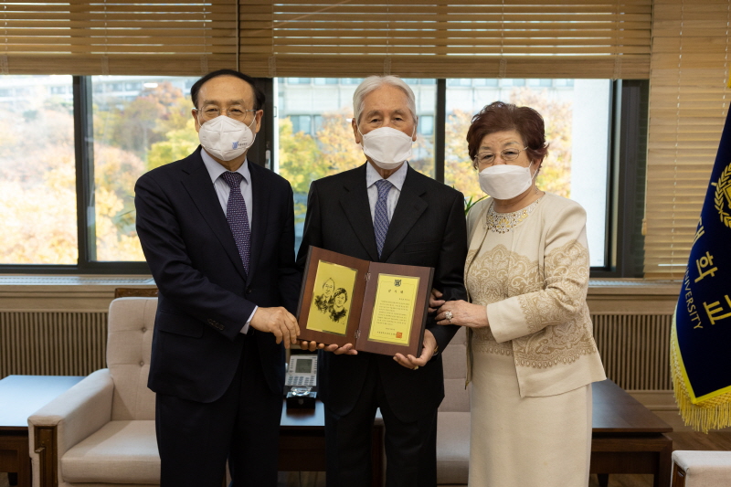 오세정 총장과 류무종 동문·박익서 여사