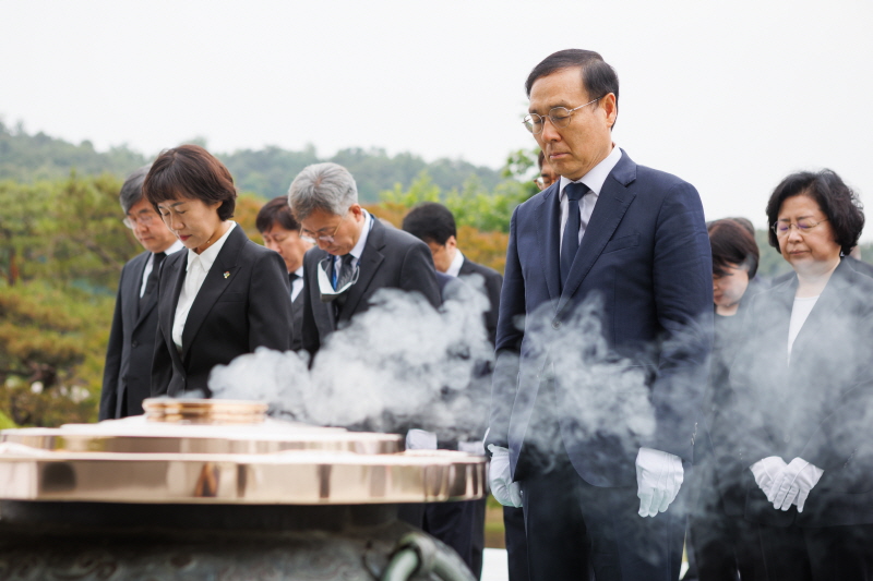 참배하는 오세정 총장과 보직자들