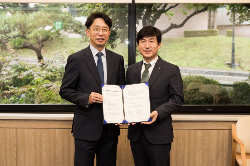 채준 상임이사와 이원주 신탁사업단장이 기부문화 확산을 위한 업무협약을 체결한 뒤 기념촬영을 하고 있다.