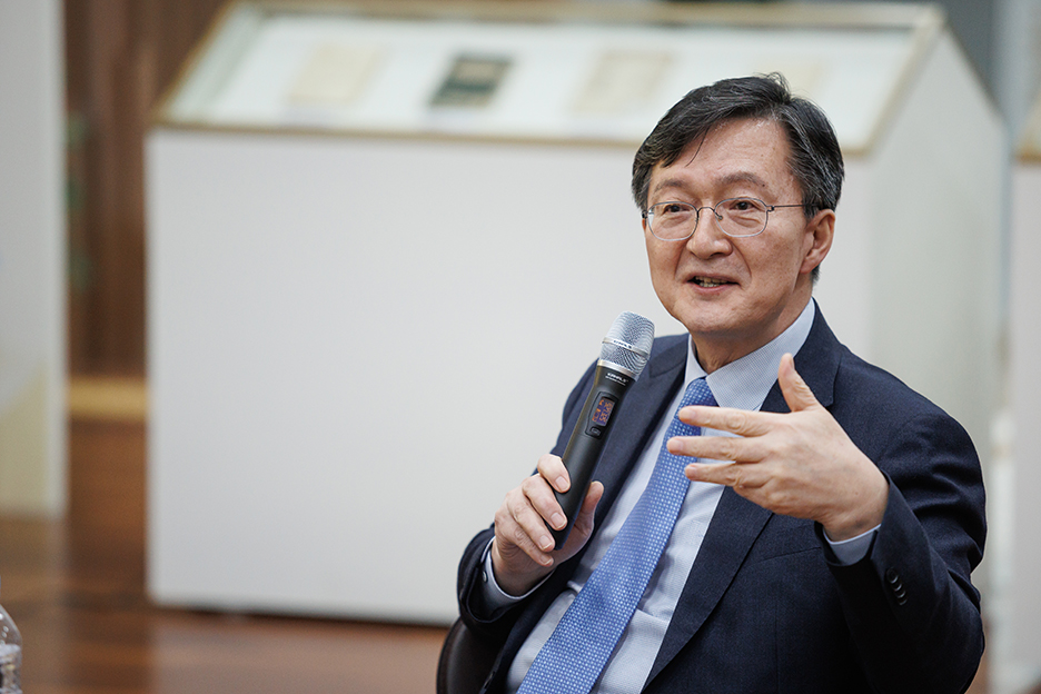 유홍림 총장이 교육 비전에 대한 질문에 답하고 있다.