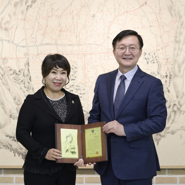 서울대학교, 김해련 이사장에 감사패 전달, 故 김영환 회장 업적 기리며, 뜻깊은 나눔 이어가