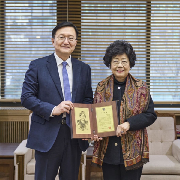 대한민국예술원 회장 신수정 명예교수, 음악대학 발전기금 1억원 기부