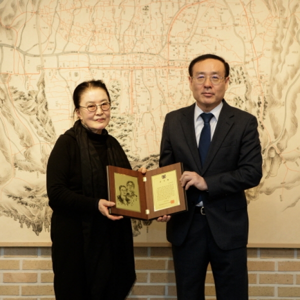 한국 대표 문학평론가 故 김윤식 명예교수, 가정혜 여사 부부 13억원 쾌척