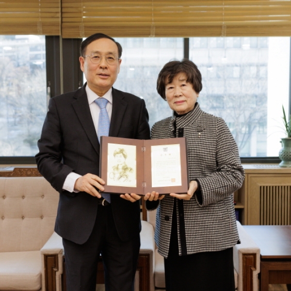 윤옥진 화가, 창의적 인재양성 위한 미대 발전기금 쾌척