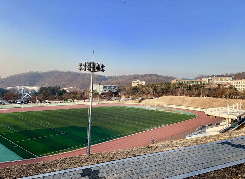 가슴이 뻥 뚫리도록 드넓은 공간 - 운동장 둘레길