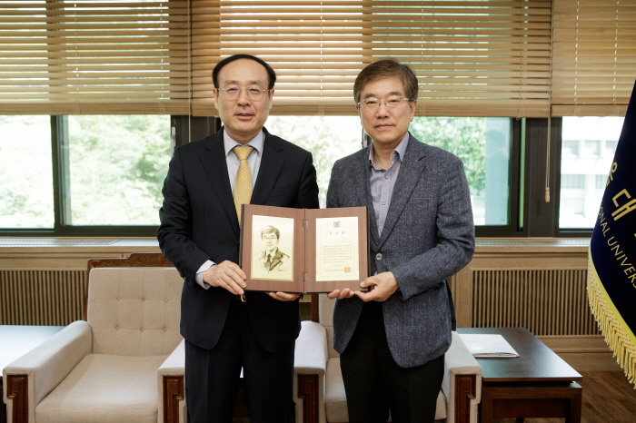 오세정 총장과 전선규 회장이 기념촬영을 하고 있다.