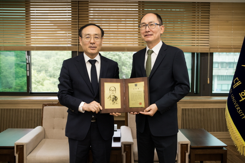 감사패 전달 후 오세정 총장과 이태영 회장이 기념촬영을 하고 있다.