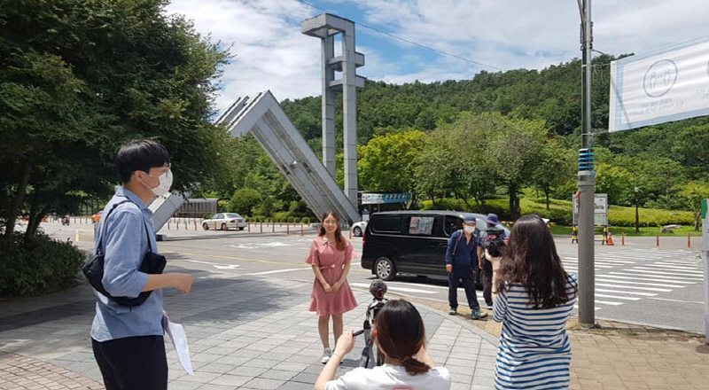 영상 콘텐츠 제작팀 ‘D-Sign’의 단원들이 촬영을 진행하고 있다