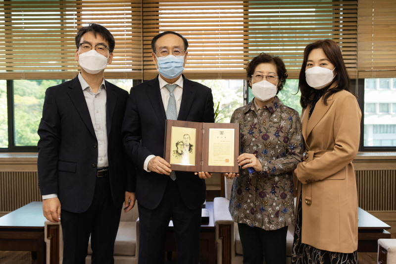 오세정 총장과 황재철 동문 가족이 기념촬영을 하고 있다.