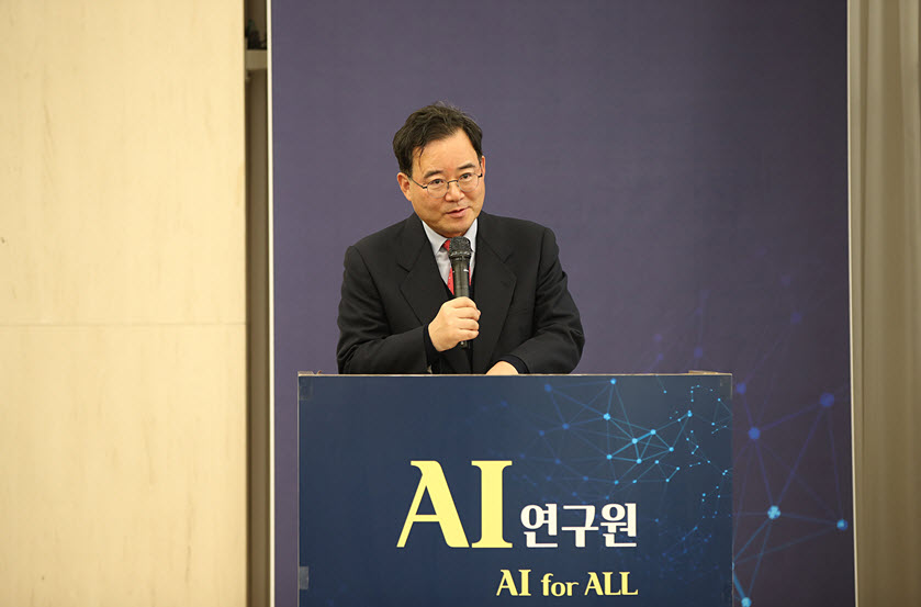 노동영 서울대학교 AI위원회 위원장이 축사를 하고 있다.