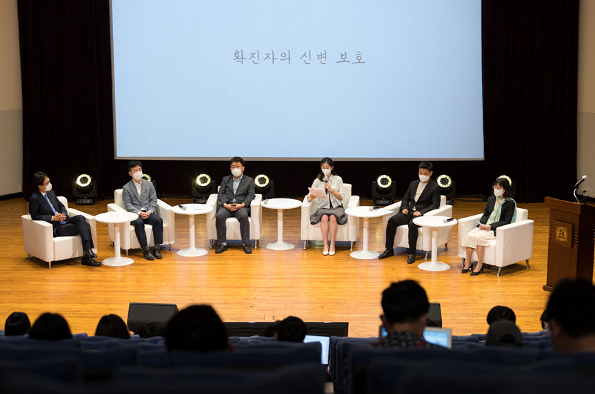 주제발표에 이어 코로나19 완치 구성원들의 경험사례 세션이 진행되고 있다.