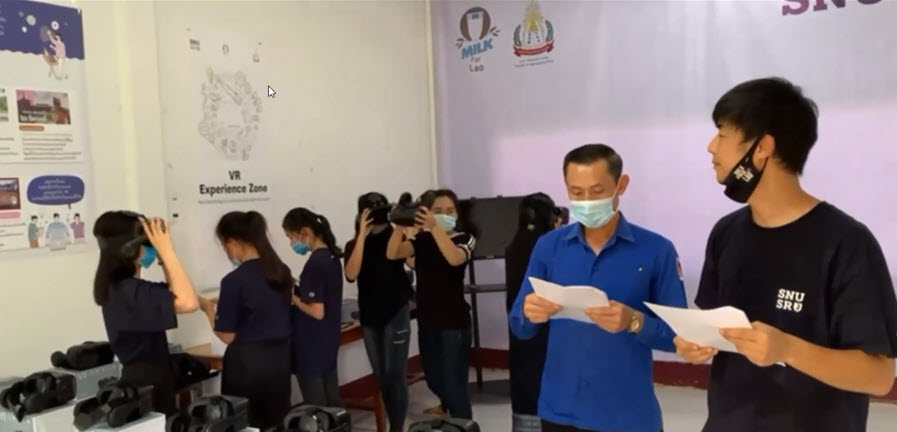 글로벌사회공헌단 랜선 봉사단 in 라오스 ‘VR 나눔’을 라오스 현지에서 진행하는 모습