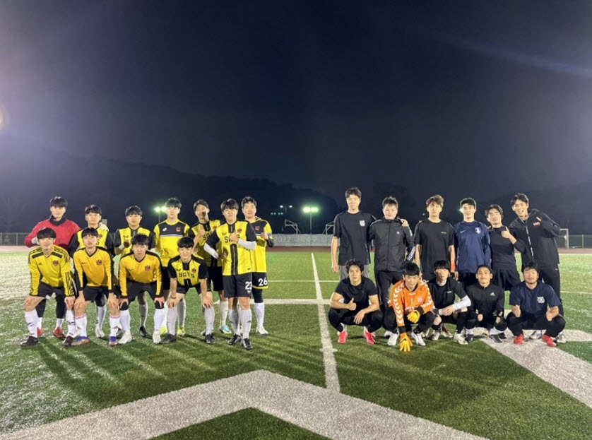 11월 25일(금) 서울대 대운동장에서 새츠 팀(왼쪽)과 FC 샤발(오른쪽) 팀 간 대결이 펼쳐졌다.