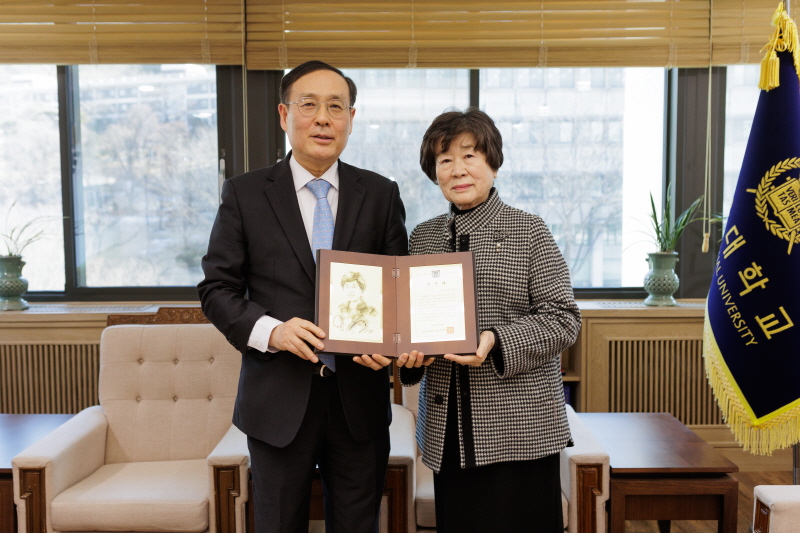 오세정 총장과 윤옥진 동문이 기념촬영을 하고 있다.