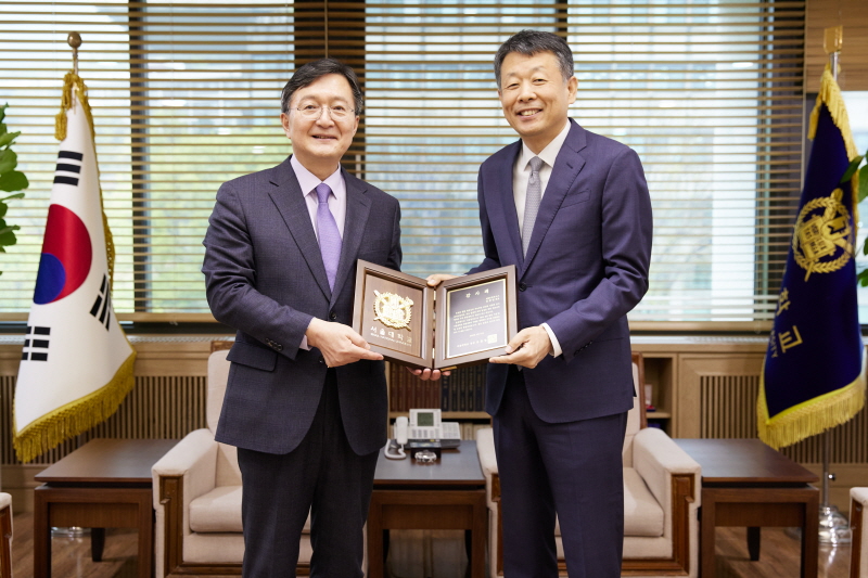 감사패 전달 후 유홍림 총장과 김광일 대표가 기념촬영을 하고 있다.