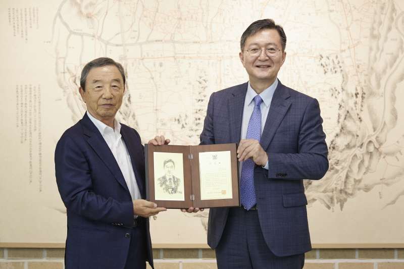 유홍림 총장과 김경일 회장이 기념촬영을 하고 있다.