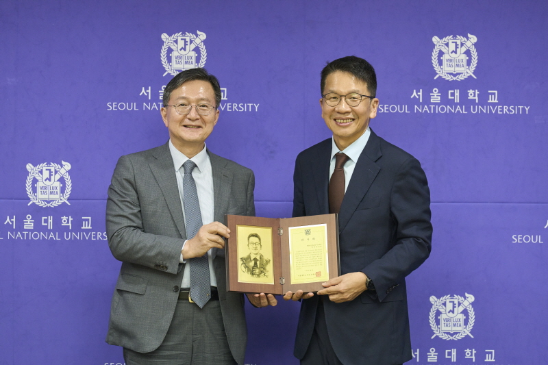 유홍림 총장과 최창원 이사장이 협약서 서명 후 기념촬영을 하고 있다.