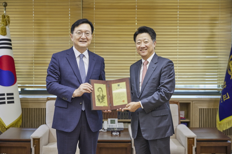 유홍림 총장과 이상구 교수가 기념촬영을 하고 있다.