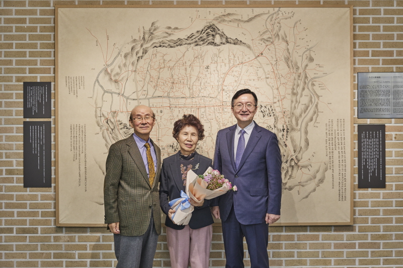 이광희, 서동신 후원자 부부와 유홍림 총장이 기념 촬영을 하고 있다.