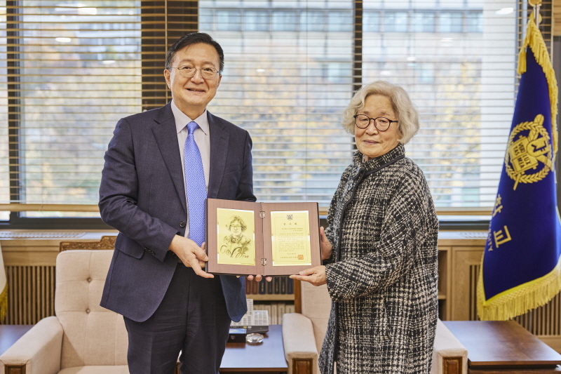 이영남 명예교수와 유홍림 총장이 기념 촬영을 하고 있다.