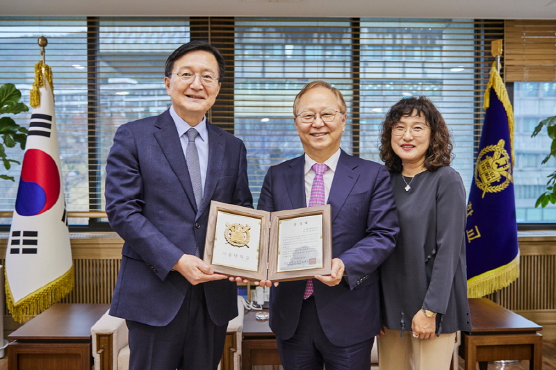 유홍림 총장과 박광범 대표가 기념촬영을 하고 있다.